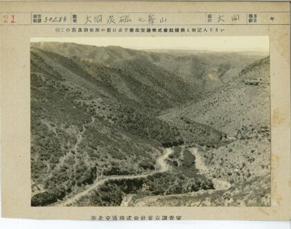 蜿蜒山路穿越荒芜山丘.jpg