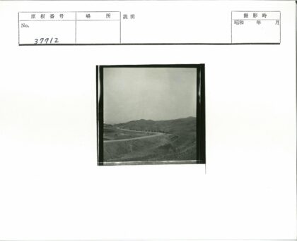 蜿蜒山路行军队伍.jpg