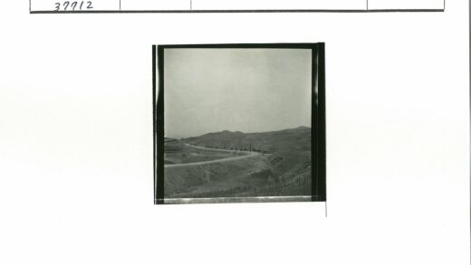 蜿蜒山路行军队伍.jpg