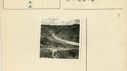 蜿蜒河流穿行崎岖山地.jpg
