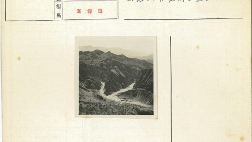 蜿蜒河流穿行崎岖山脉.jpg