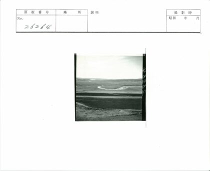蜿蜒河流穿过广阔田野景观.jpg