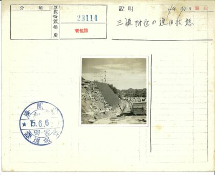蜿蜒火车穿行群山晴空.jpg