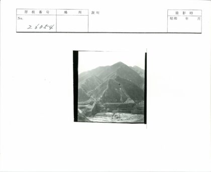 蜿蜒长墙穿越崎岖山地风景.jpg