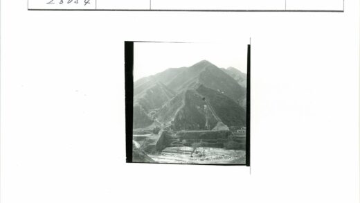 蜿蜒长墙穿越崎岖山地风景.jpg