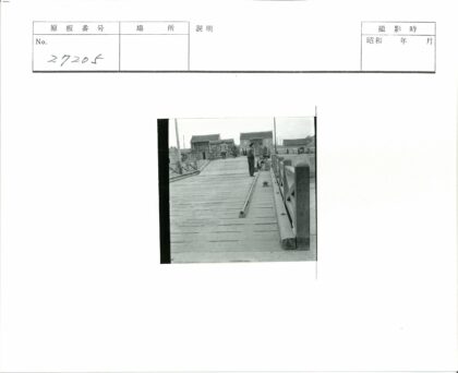 行人走过木桥通往历史建筑.jpg