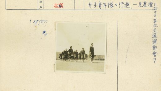 行进鼓队与露天看台.jpg