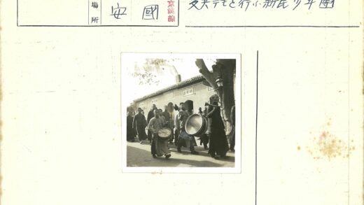 街头乐队演奏鼓与小号.jpg