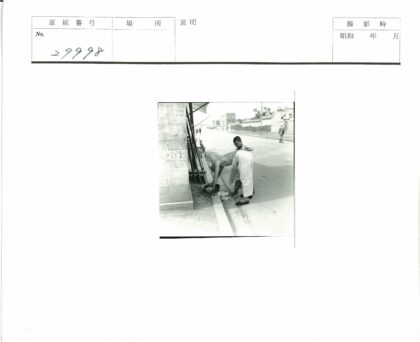 街头交谈的两个男人.jpg