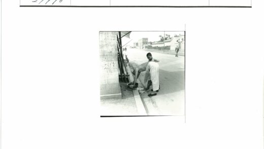 街头交谈的两个男人.jpg
