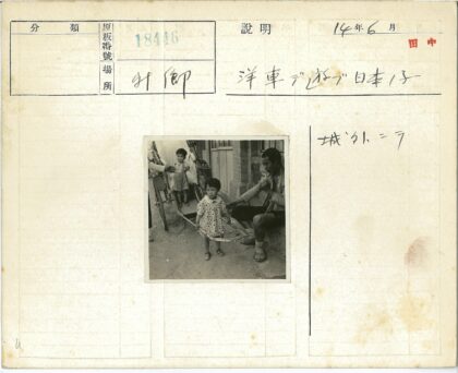 街头人力车与休憩者.jpg