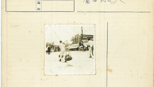 街头人力车与提篮行人.jpg