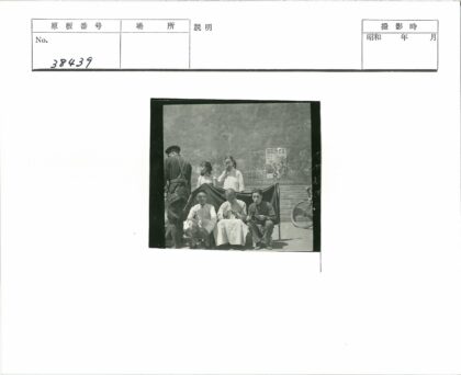 街头人群与自行车生活场景.jpg