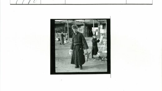 街头传统服饰人物特写.jpg
