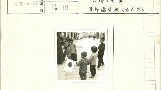 街头儿童嬉戏旗帜场景.jpg