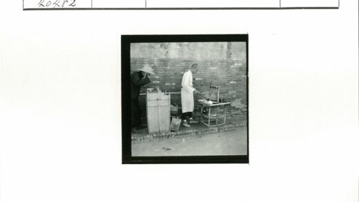 街头厨师与戴帽路人.jpg