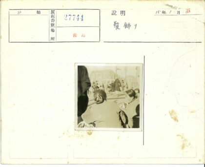 街头发髻女子与路人.jpg