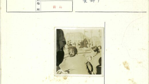 街头发髻女子与路人.jpg