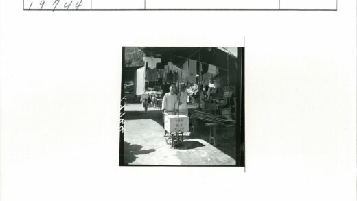 街头商贩与推车行人旧景.jpg