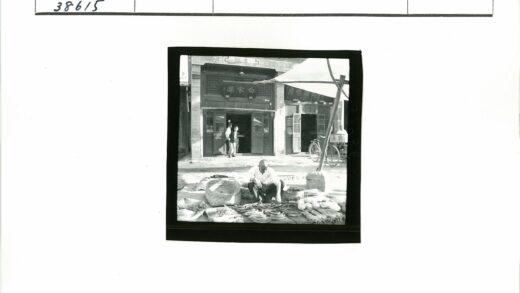 街头商贩与路人生活场景.jpg