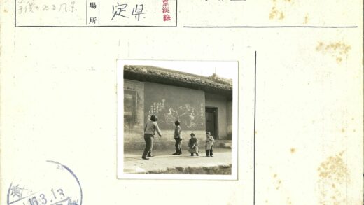 街头壁画前的四个孩子.jpg