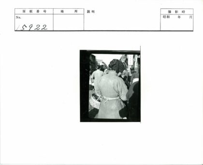 街头大衣男子腰间编织篮.jpg