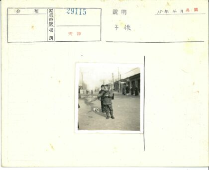 街头孩子玩溜溜球生活场景.jpg