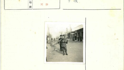 街头孩子玩溜溜球生活场景.jpg