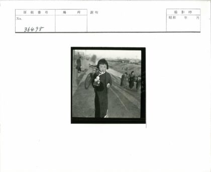 街头孩童与洋娃娃.jpg