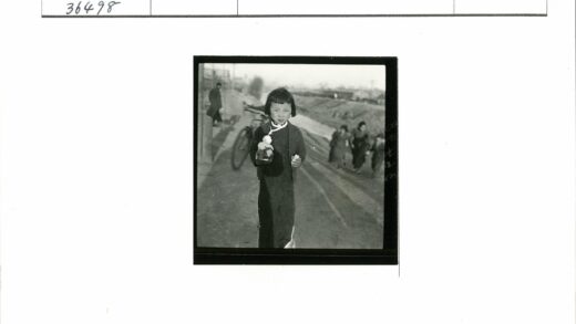 街头孩童与洋娃娃.jpg