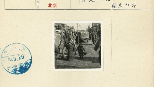 街头孩童牵手旧时光.jpg