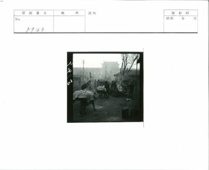 街头小吃摊与人群聚集.jpg