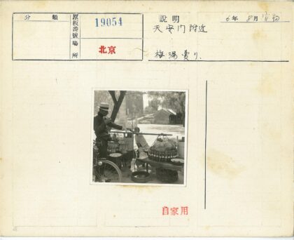 街头小吃摊与树下食客.jpg