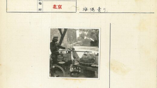 街头小吃摊与树下食客.jpg