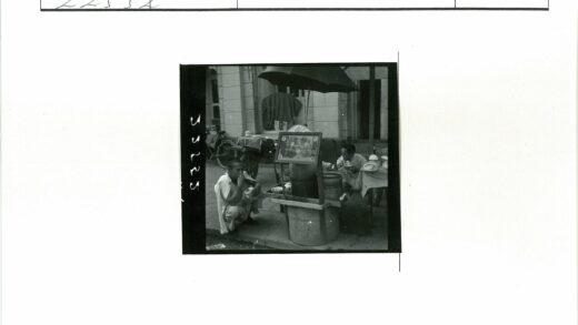 街头小吃摊伞下两人用餐.jpg