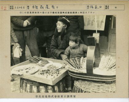 街头小吃摊的妇女与孩子.jpg