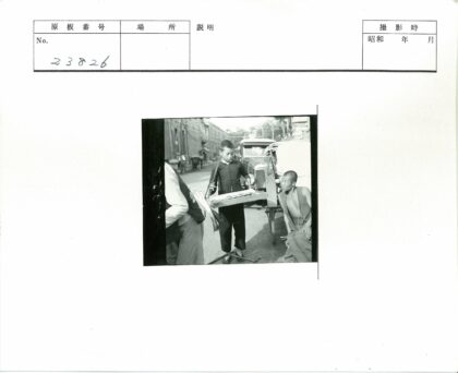街头小贩与人力车旧影.jpg