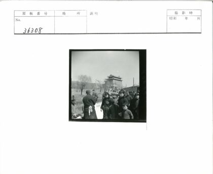 街头小贩与传统建筑冬日景象.jpg