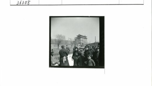 街头小贩与传统建筑冬日景象.jpg
