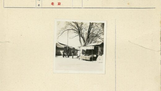 街头小贩与历史建筑街景.jpg