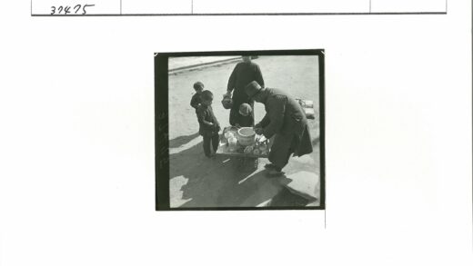街头小贩与围观孩童的温馨瞬间.jpg