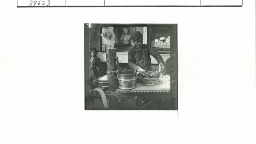 街头小贩与女孩的旧时光.jpg