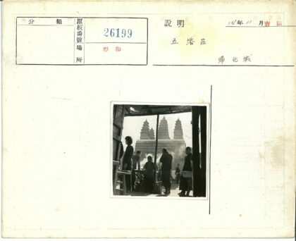 街头小贩与寺庙前的人群互动.jpg
