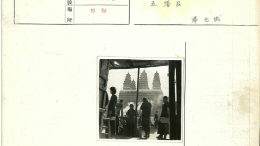 街头小贩与寺庙前的人群互动.jpg