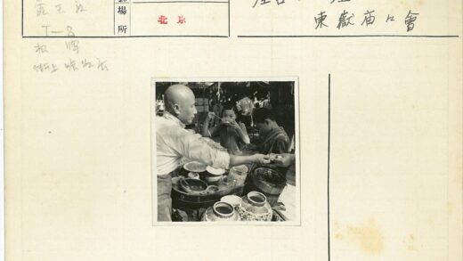 街头小贩与小女孩的饮食瞬间.jpg