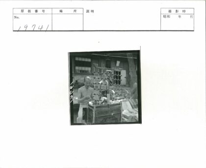 街头小贩与怀旧物品展示.jpg