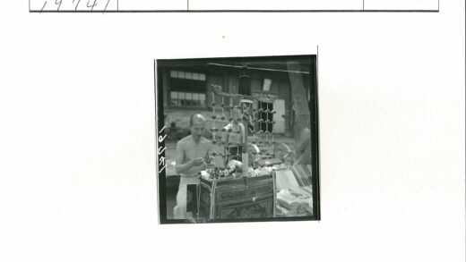街头小贩与怀旧物品展示.jpg