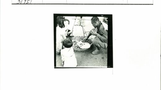 街头小贩与母子水果摊对话.jpg
