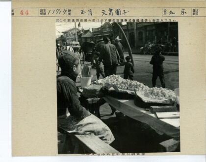 街头小贩与熙攘街景.jpg