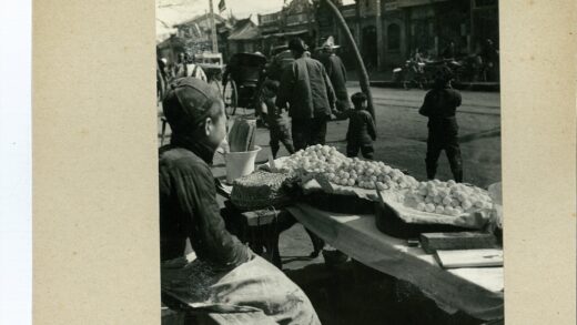 街头小贩与熙攘街景.jpg